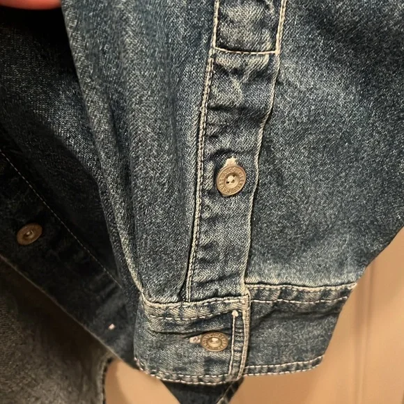 Levi’s Women’s red tag button down denim shirt size Large - Picture 7 of 16